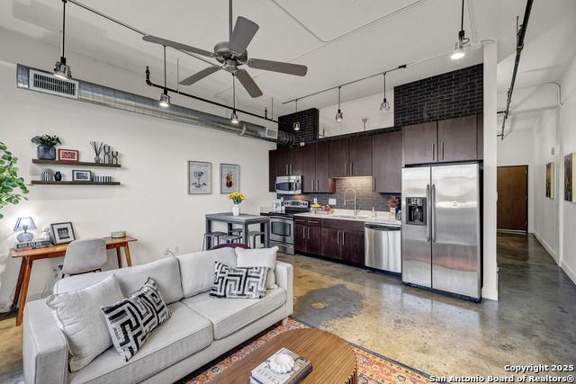 Listing photo id 3 for 831 Flores St S 2310
