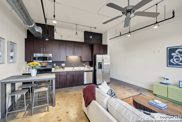 Listing photo id 4 for 831 Flores St S 2310