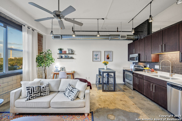 Listing photo id 5 for 831 Flores St S 2310