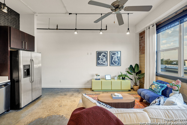 Listing photo id 6 for 831 Flores St S 2310