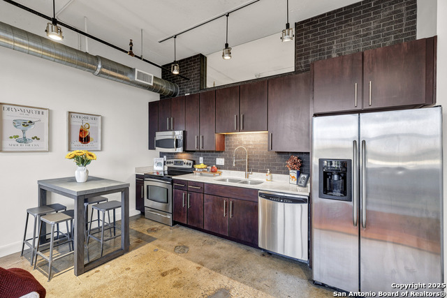 Listing photo id 7 for 831 Flores St S 2310