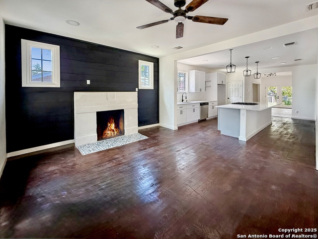 Listing photo id 2 for 419 Huisache W