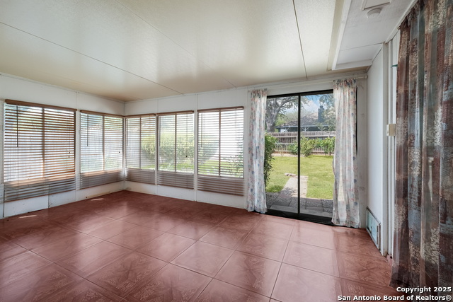 Listing photo id 24 for 7703 Forest Fern