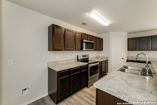Listing photo id 1 for 2354 Applewhite Meadow