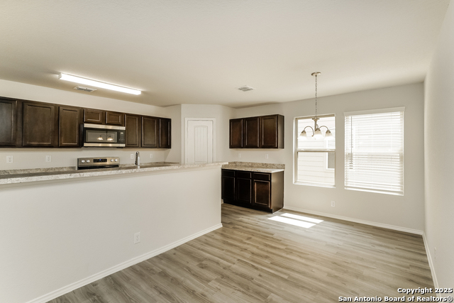 Listing photo id 5 for 2354 Applewhite Meadow