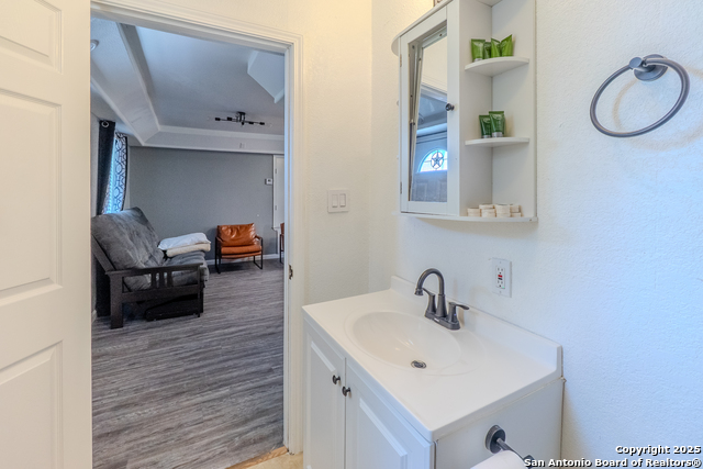 Image 10 of 13 For 125 Hess 202