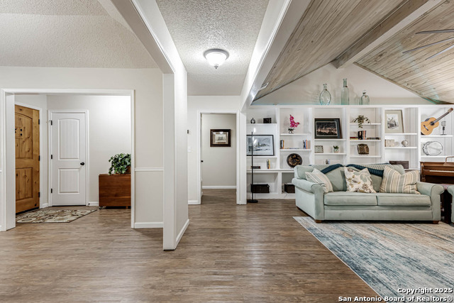 Listing photo id 8 for 8718 Paisano Pass