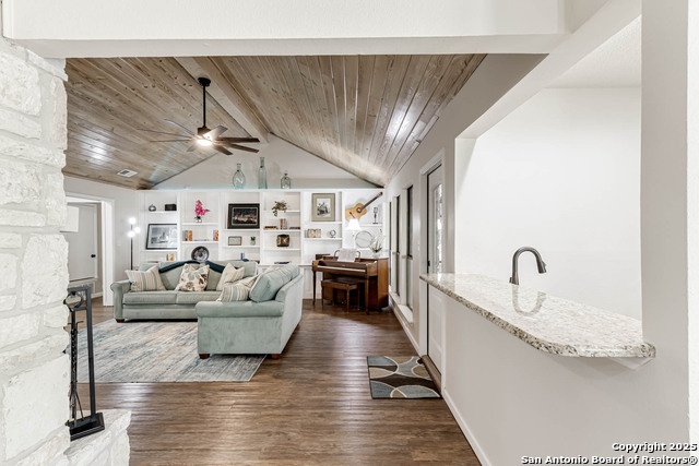 Listing photo id 11 for 8718 Paisano Pass