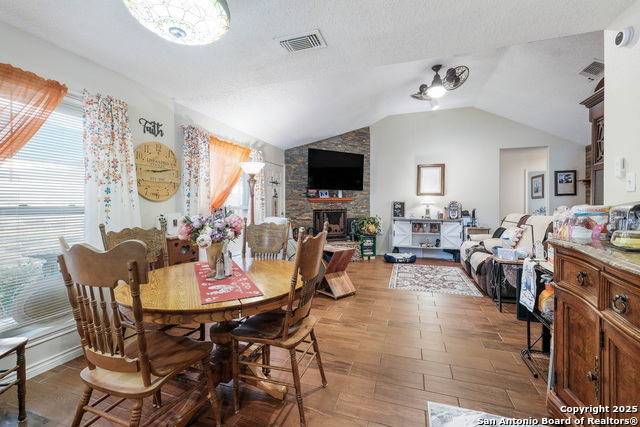 Listing photo id 8 for 4223 Katrina Ln