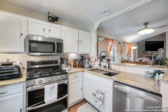 Listing photo id 11 for 4223 Katrina Ln