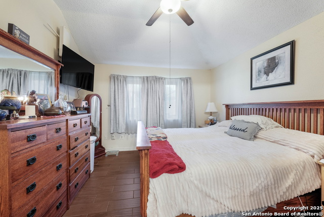 Listing photo id 12 for 4223 Katrina Ln