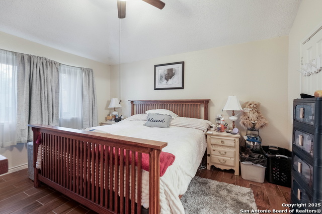 Listing photo id 13 for 4223 Katrina Ln