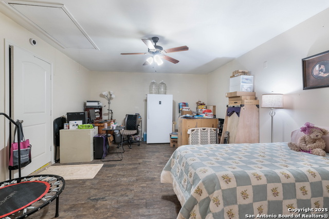 Listing photo id 20 for 4223 Katrina Ln