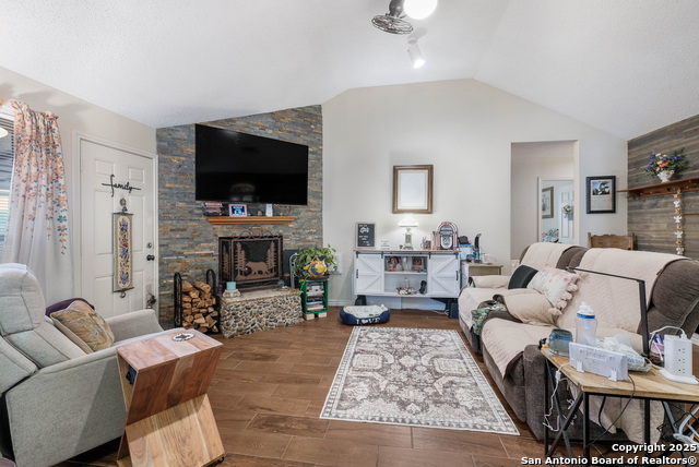 Listing photo id 3 for 4223 Katrina Ln