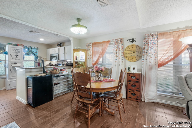 Listing photo id 7 for 4223 Katrina Ln