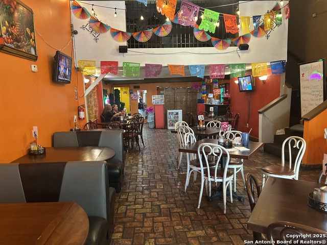 Listing photo id 0 for 425 -427 St Marys S