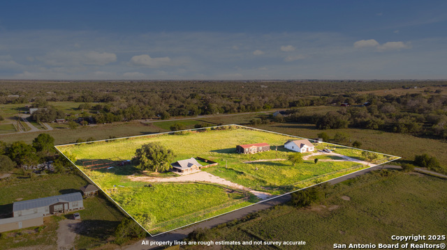 Details for 111 Loma Park Rd, Floresville, TX 78114