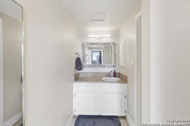 Image 24 of 41 For 7701 Wurzbach 1701