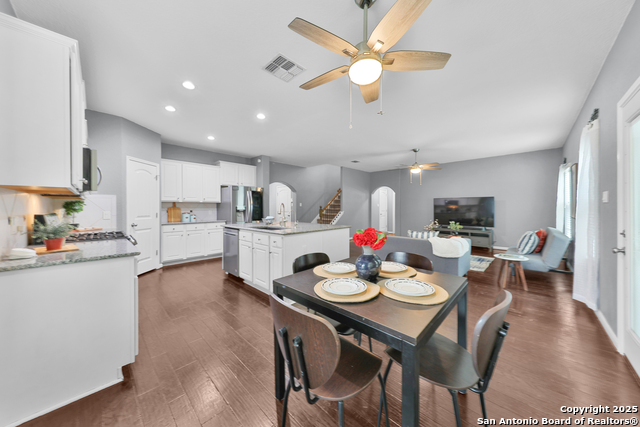 Listing photo id 15 for 10607 Carmona