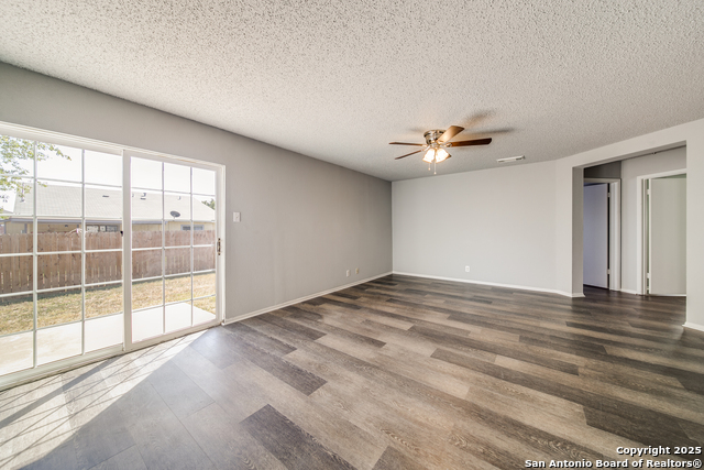 Listing photo id 3 for 8010 Chestnut Barr