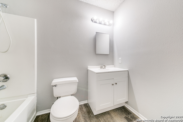 Listing photo id 5 for 8010 Chestnut Barr