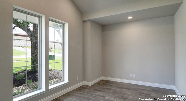 Listing photo id 13 for 633 Vale