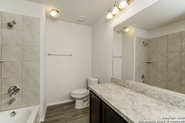 Listing photo id 9 for 5218 Jade Crossing