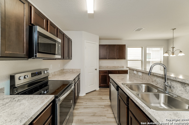 Listing photo id 5 for 5218 Jade Crossing