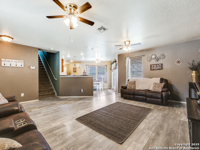 Listing photo id 3 for 9235 Mimosa Manor