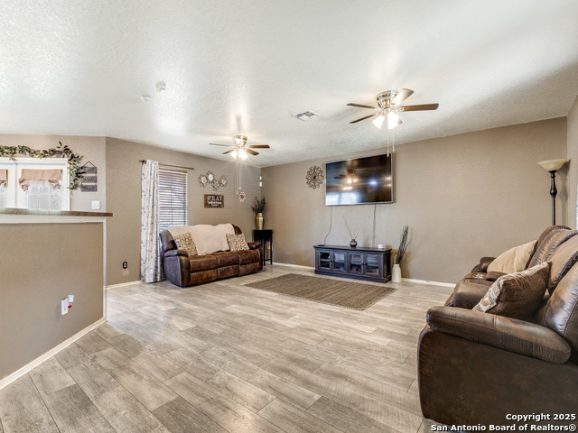Listing photo id 4 for 9235 Mimosa Manor