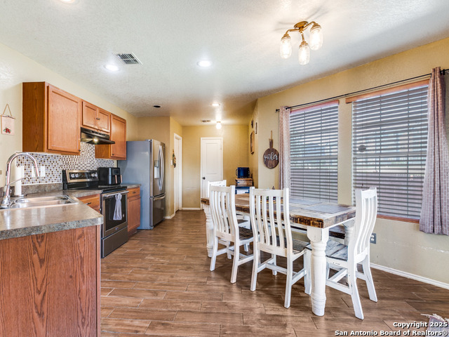 Listing photo id 5 for 9235 Mimosa Manor