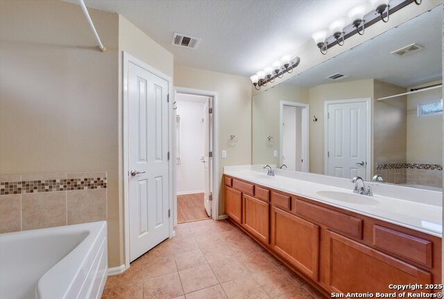 Listing photo id 11 for 5248 Columbia Dr