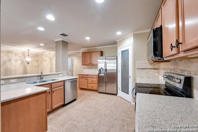Listing photo id 3 for 5248 Columbia Dr