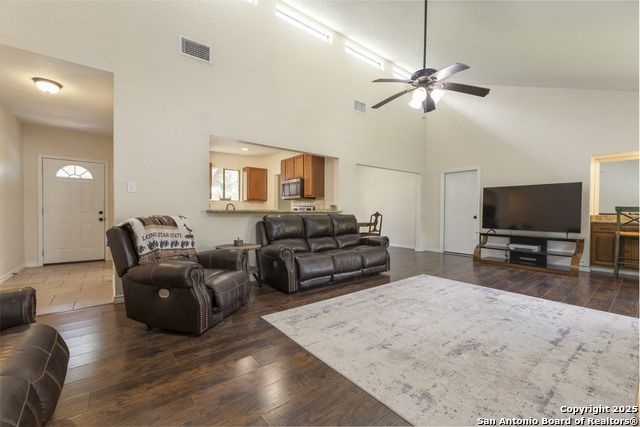 Listing photo id 12 for 14414 Ledgewood St