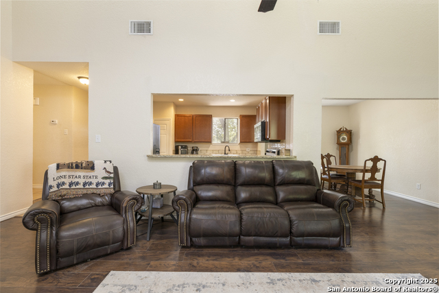 Listing photo id 13 for 14414 Ledgewood St