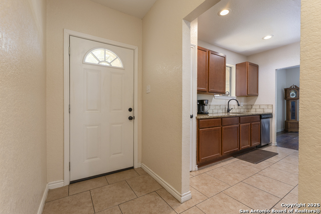 Listing photo id 14 for 14414 Ledgewood St