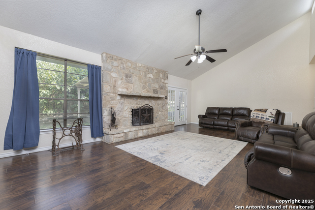 Listing photo id 1 for 14414 Ledgewood St