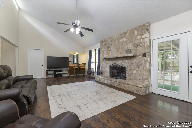 Listing photo id 2 for 14414 Ledgewood St