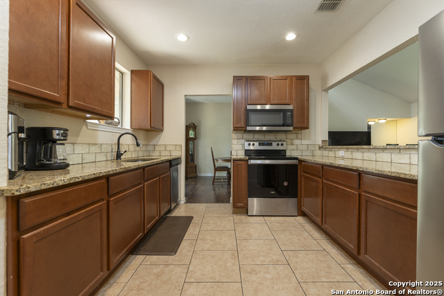 Listing photo id 3 for 14414 Ledgewood St