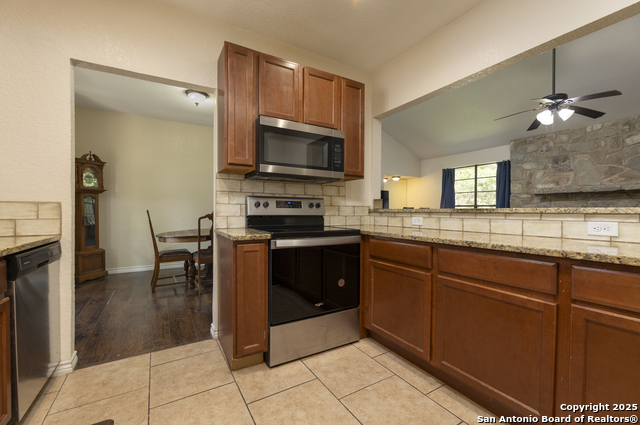 Listing photo id 4 for 14414 Ledgewood St