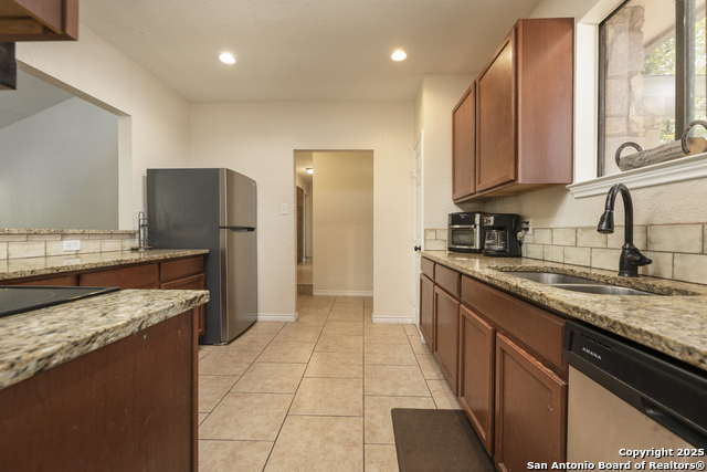 Listing photo id 5 for 14414 Ledgewood St