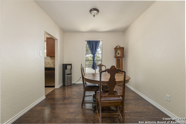 Listing photo id 7 for 14414 Ledgewood St