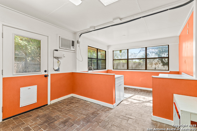 Image 36 of 46 For 118 William Classen