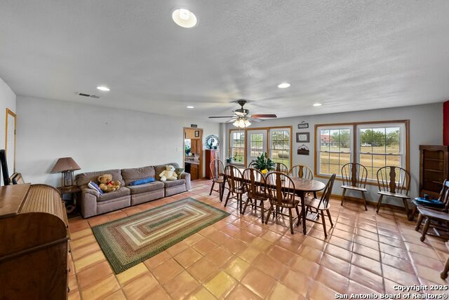 Listing photo id 9 for 423 Fm 2772