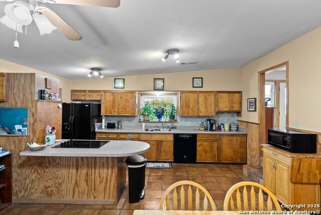 Listing photo id 11 for 423 Fm 2772