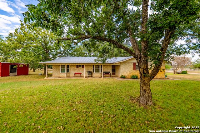 Listing photo id 0 for 423 Fm 2772