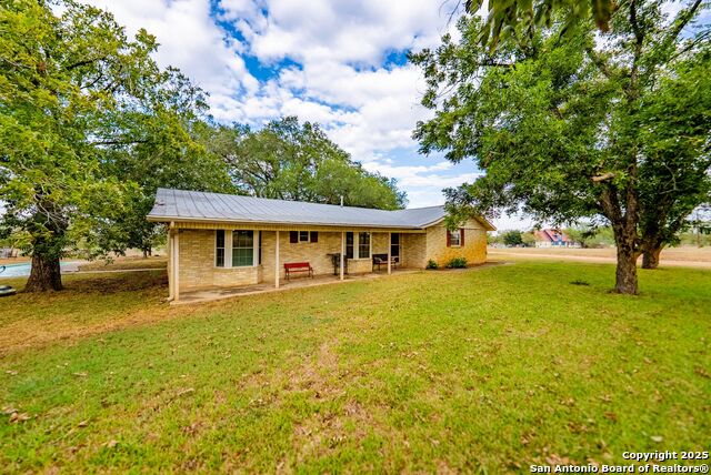 Listing photo id 1 for 423 Fm 2772