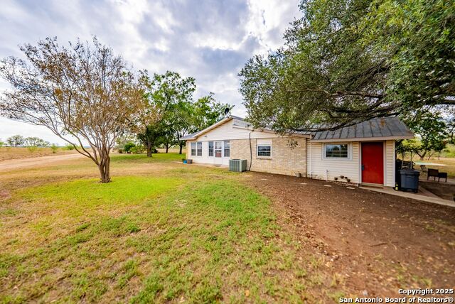 Listing photo id 44 for 423 Fm 2772