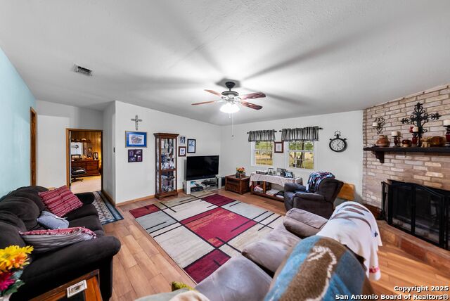 Listing photo id 3 for 423 Fm 2772