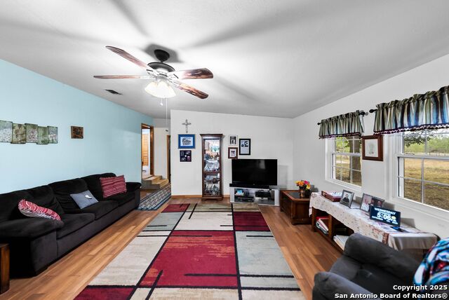 Listing photo id 4 for 423 Fm 2772